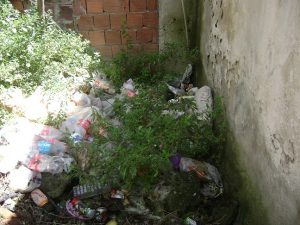Yukarıki evlerden kullanılan artıklar sokaklara saçılıyor hiç bir yaptırım gelmiyor belediye yetkililerinden nedeni ise belediye zaten çöpleri toplamıyor...
