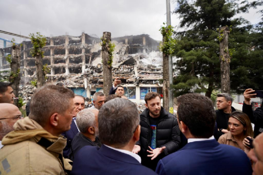 İBB Başkanı Ekrem İmamoğlu, Başakşehir İkitelli Organize Sanayi Bölgesi'nde 11 Haziran’da çıkan yangınla küle dönen ve çöken 6 katlı fabrika çevresinde incelemelerde bulundu